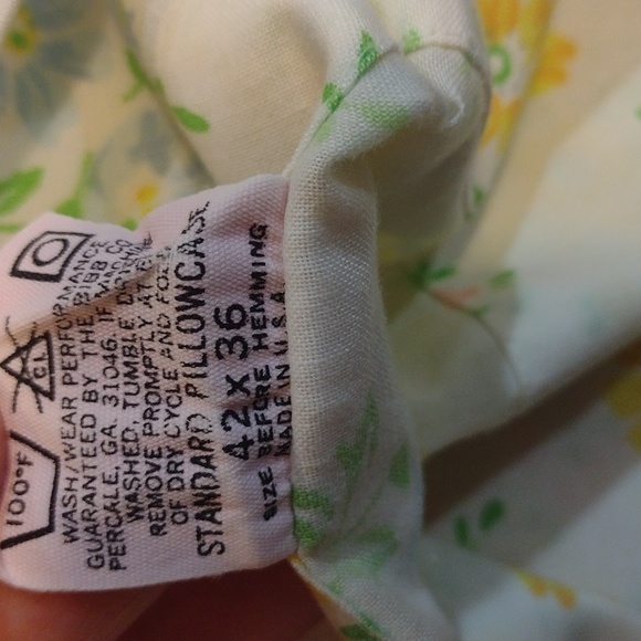 Lot of 4 pillowcases. Two sets of two. Floral. - Picture 5 of 10